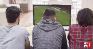 Amigos assistindo futebol