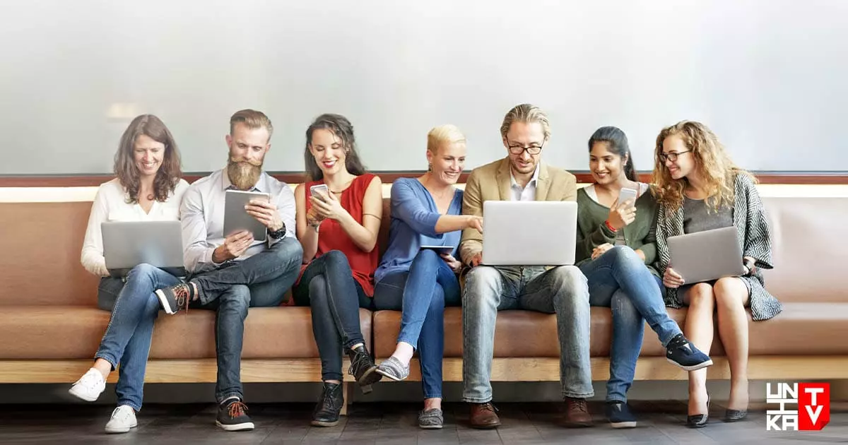 imagem de pessoas assistindo a conteúdos variados através de serviços OTT em diferentes dispositivos.